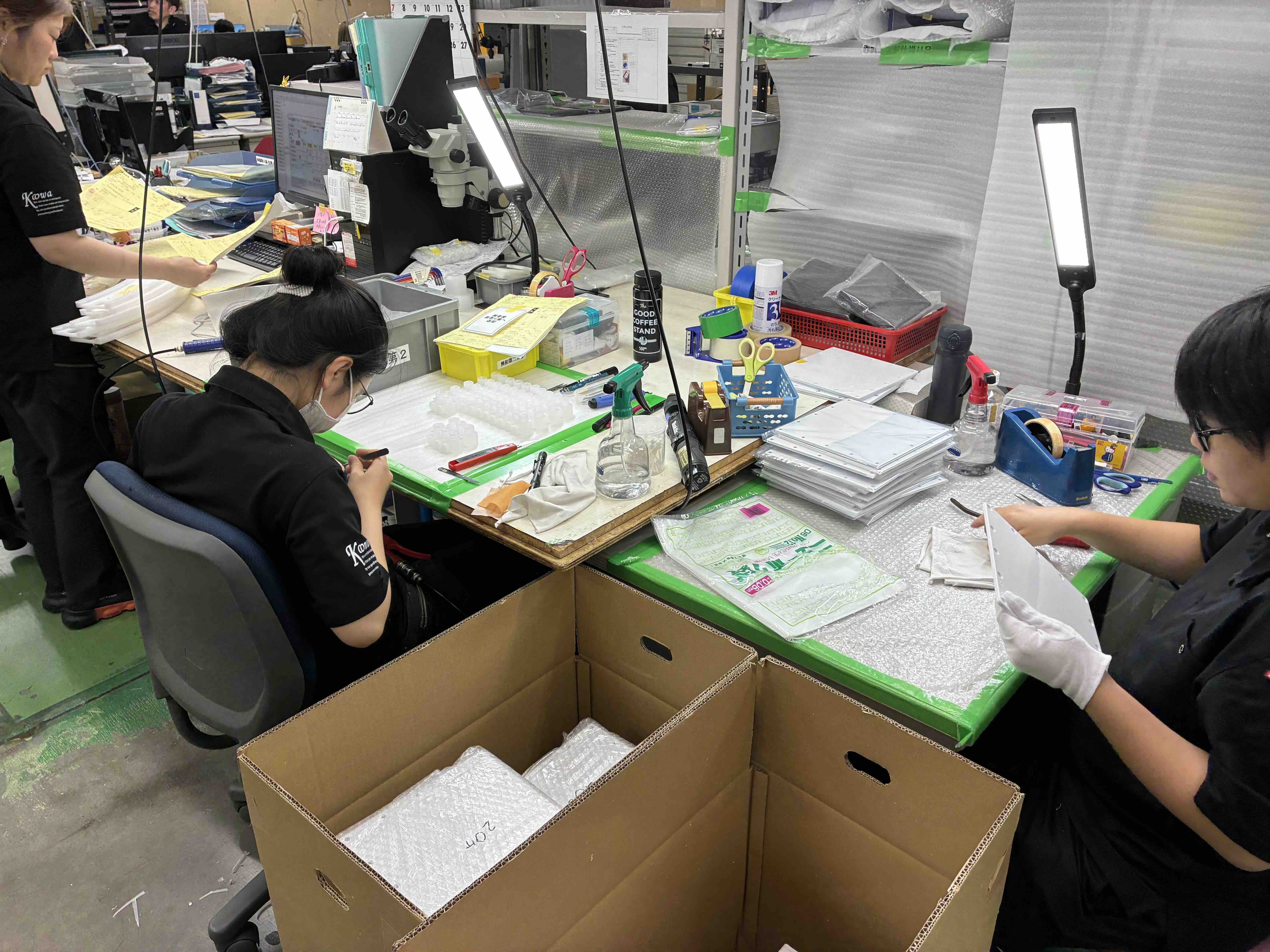清潔で明るい工場内。女性スタッフが軽作業をしています。